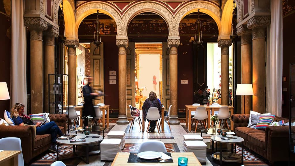 Gin Lovers & Less bar and restaurant in Lisbon