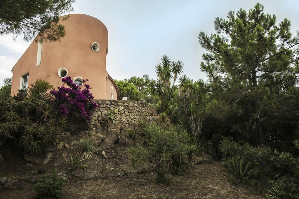 Organic 1970s Corsica villa by Jean-Claude Mazet lists for € 1.165m