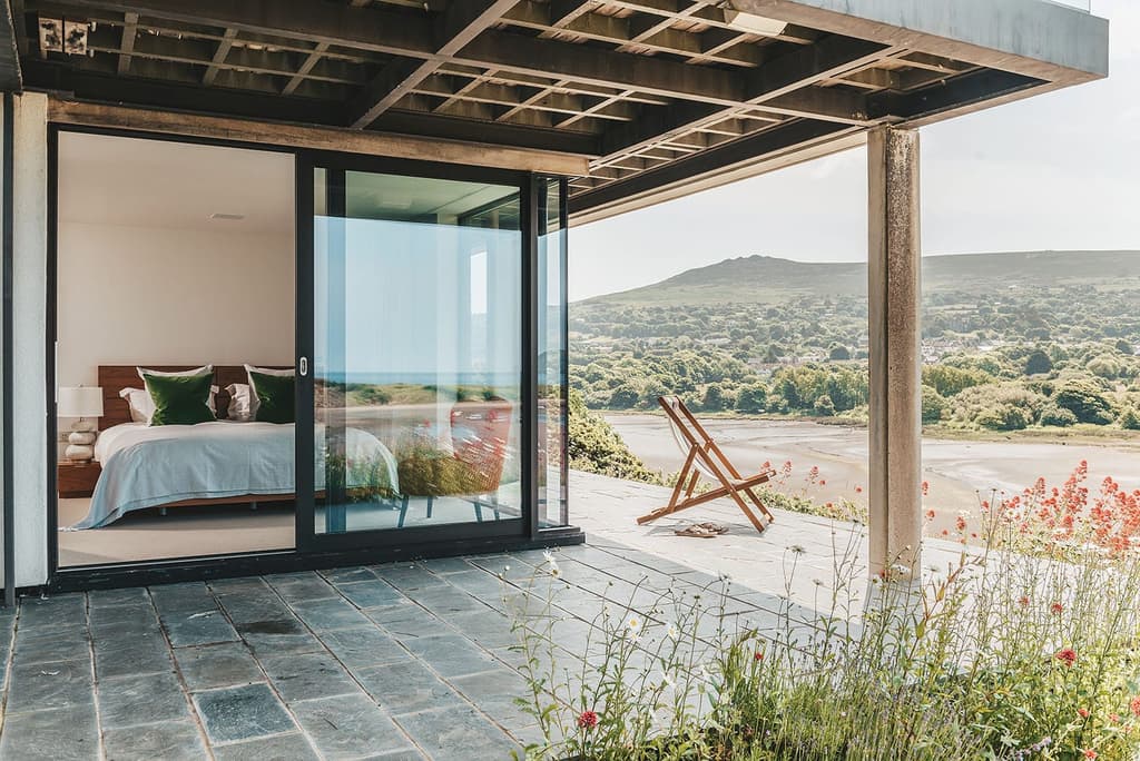 Welsh holiday home designed by John Pardey Architects