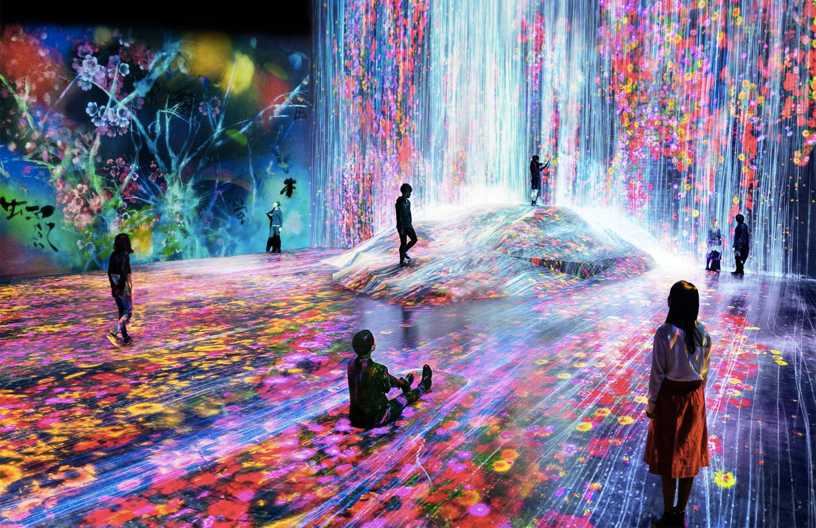 'Universe of water particles on a rock where people gather'. Courtesy of teamlab