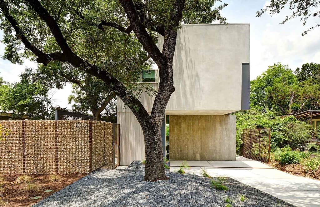 Property of the week: a Texas dwelling wrapped around a tree