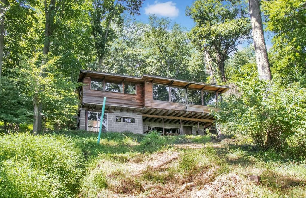 A midcentury renovation challenge near NYC lists for $469k