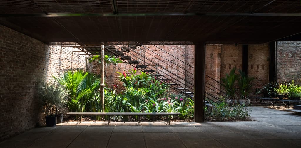 Ho Chi Minh City restaurant shades diners with agricultural netting
