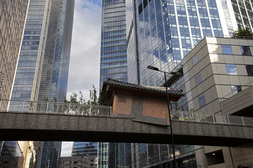 Do Ho Su's installation 'Bridging Home, London,' 2018