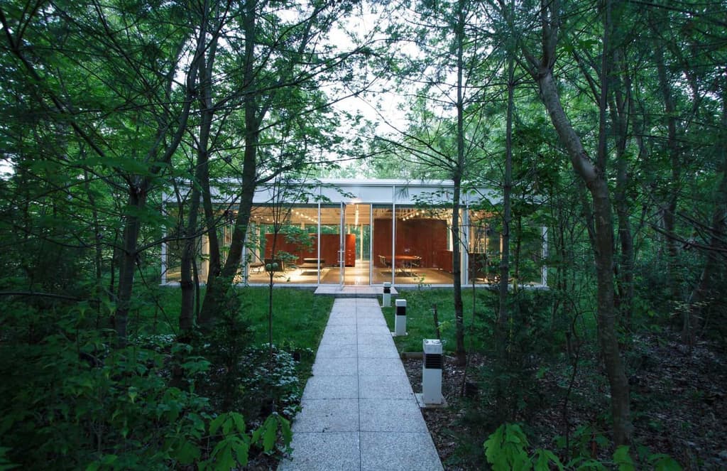 Mies-inspired Modernist home lists for $575k in Knoxville, Tennessee