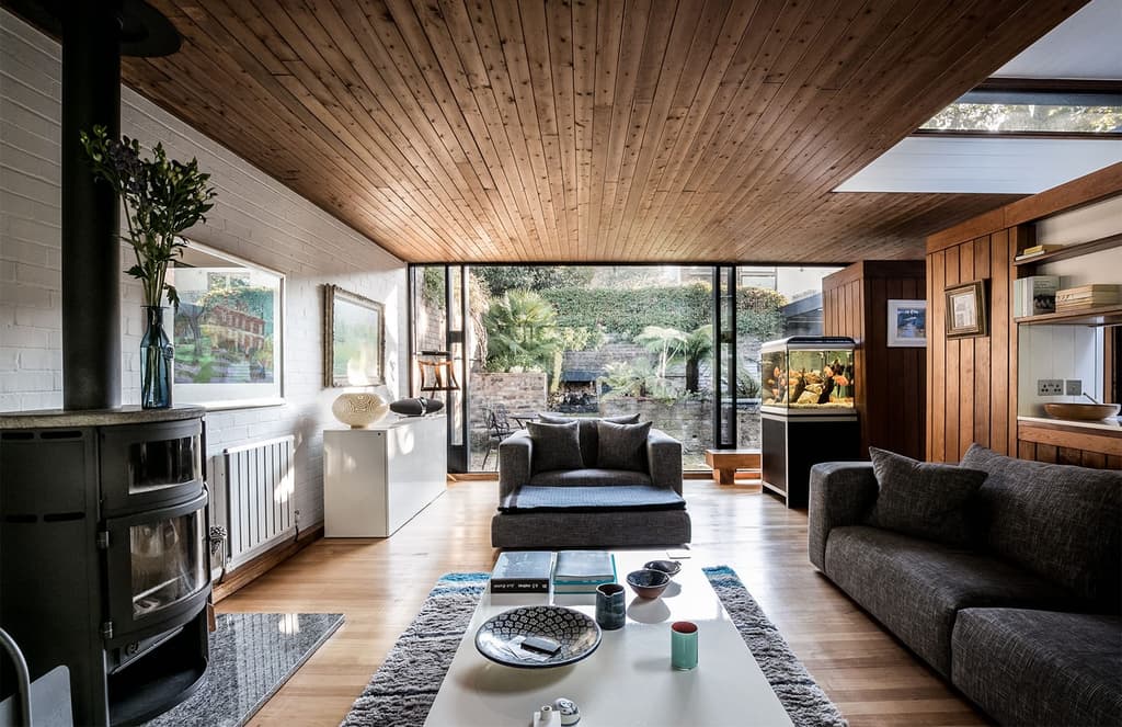 Modernist 1960s Foggo & Thomas home in London feels like a cabin