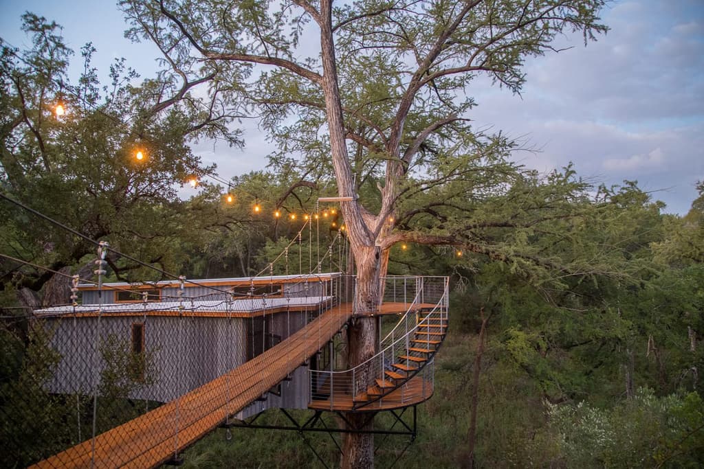 Rustic eco-retreat sits high among the treetops in Texas