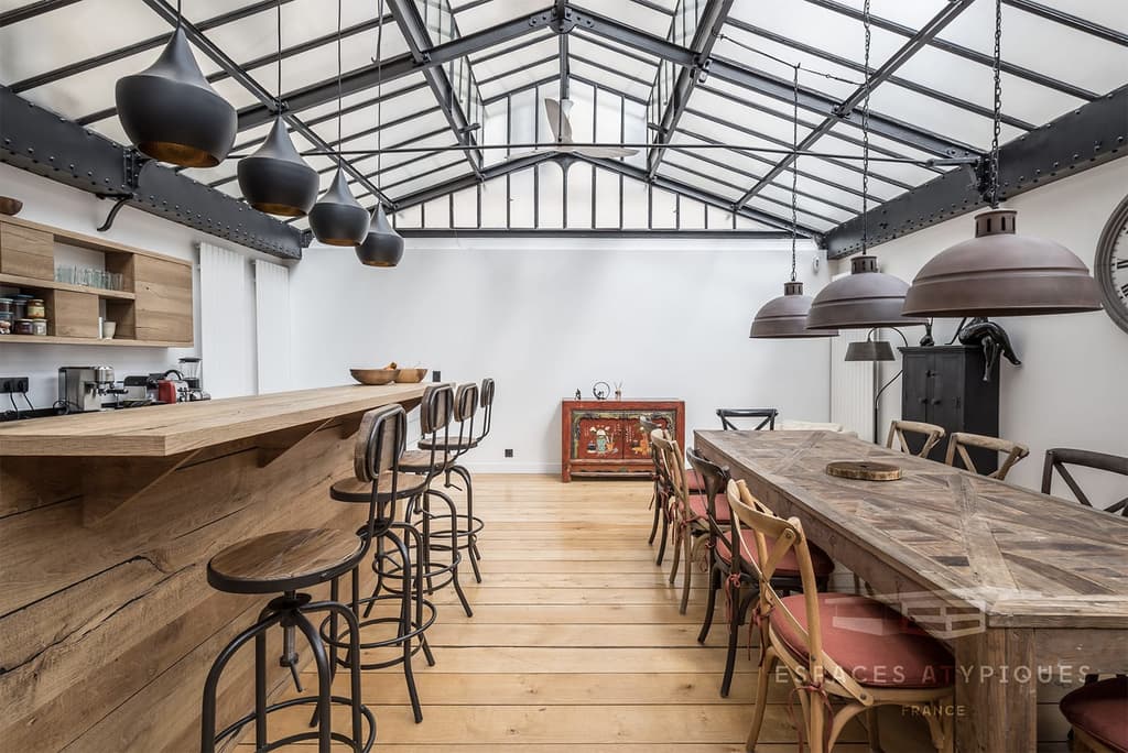 The apartment sits inside a former print works, and features a Eiffel-style steel framed ceiling set with glass panels
