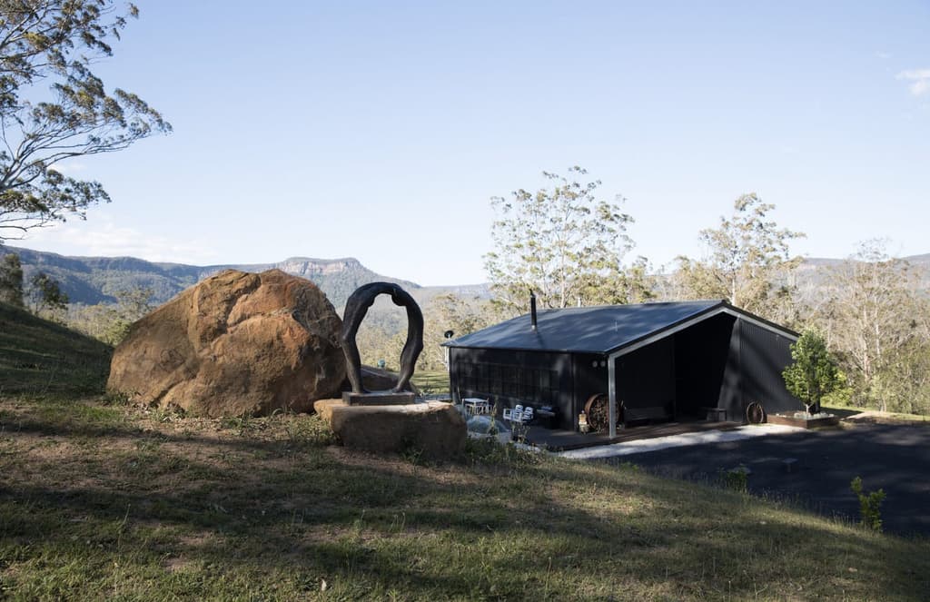 Black Star Barn captures mountain views in New South Wales