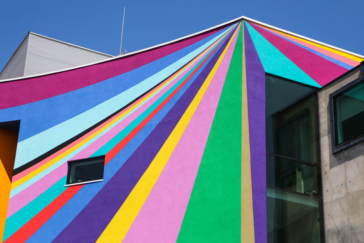 Artist Lothar Götz razzledazzles the exterior of Eastbourne’s Towner