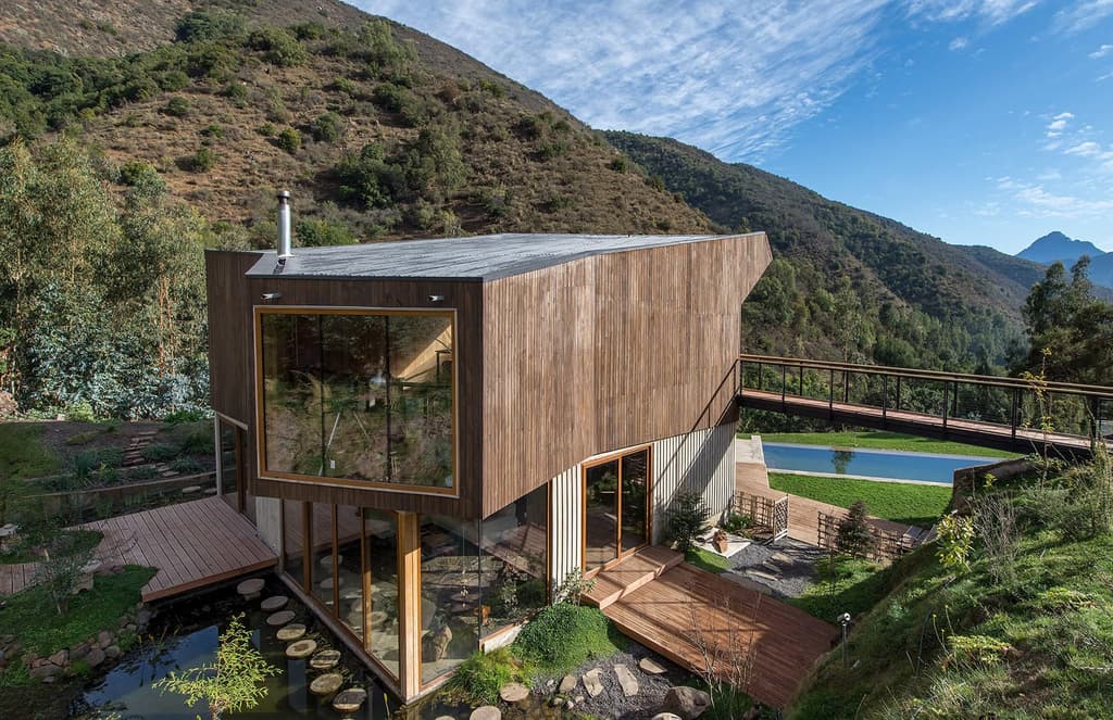 Casa El Maqui is a timber-clad mountain retreat near Santiago
