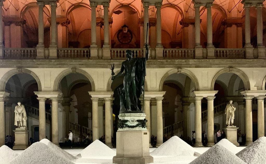 Luke & Lucie Meier fill Milan’s Accademia di Brera with sand dunes for Jil Sander's SS20 show
