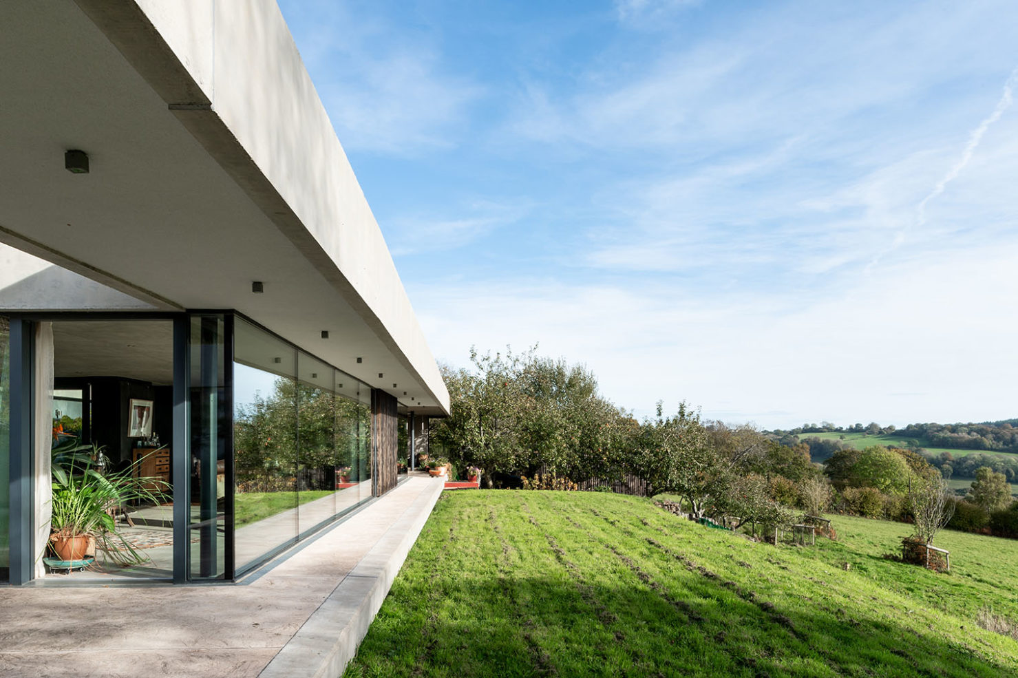A RIBA-shortlisted brutalist home hits the market in the UK's ...