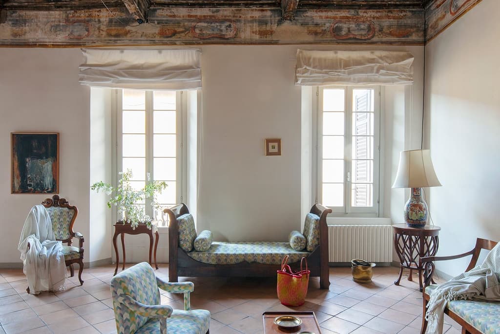 Norwicka took a light decorating and styling the interiors as to blur the line between eras and keep the emphasis on the villa's original selling points