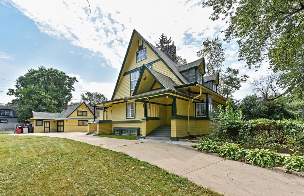 Early experimental Frank Lloyd Wright home lists for $175k