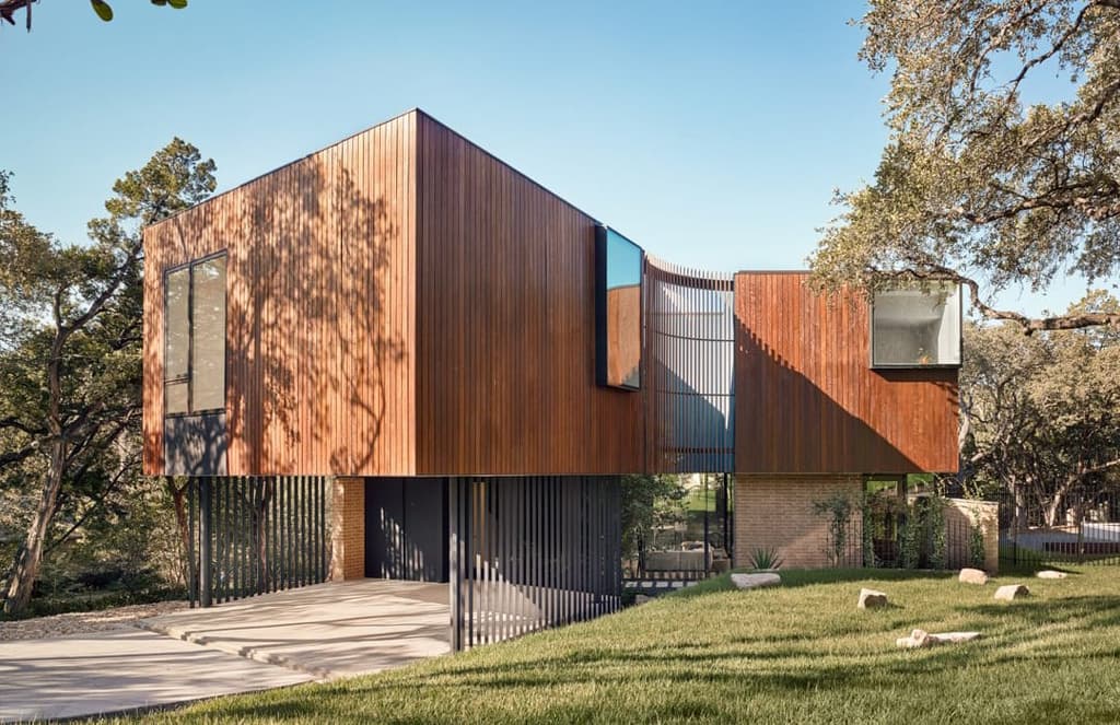 A slinky ‘accordion’ home hits the market in Austin by Alterstudio