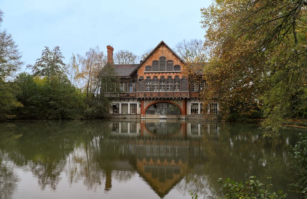 A former laundry ready for adaptive reuse hits the market near Paris