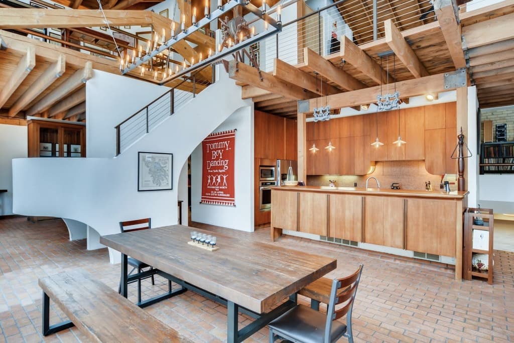 Converted carriage house for sale: 260 Maiden Lane, Saint Paul, MN 55102