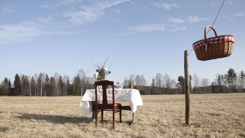 Bord för En translates to 'Table for One' - it's a one-person restaurant in the middle of a field
