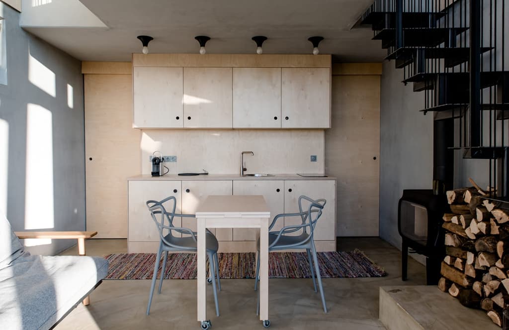This wooden cabin is situated in the heart of Austria’s wine region