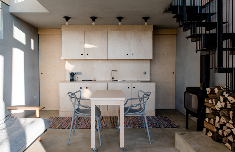 This wooden cabin is situated in the heart of Austria’s wine region ...