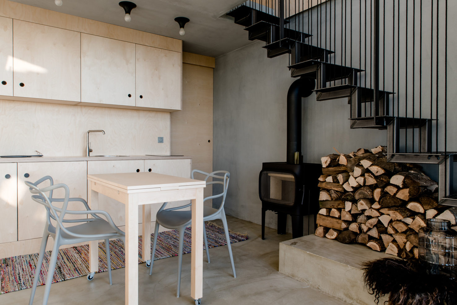 This wooden cabin is situated in the heart of Austria’s wine region ...