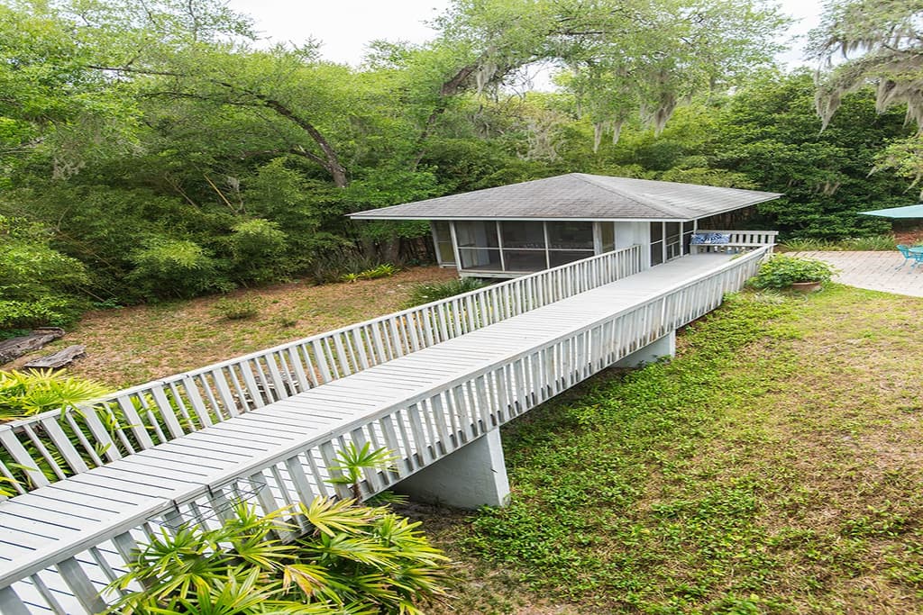 Frank Lloyd Wright-inspired Orlando home lists for $865k
