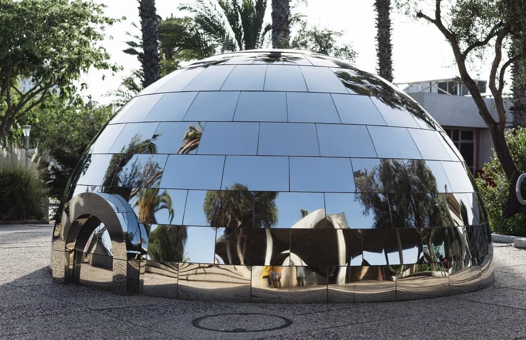 Magenta Workshop builds a mirrored igloo in sunny Tel Aviv