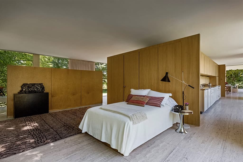 Mies’s iconic Farnsworth House goes back to its original interiors for new show