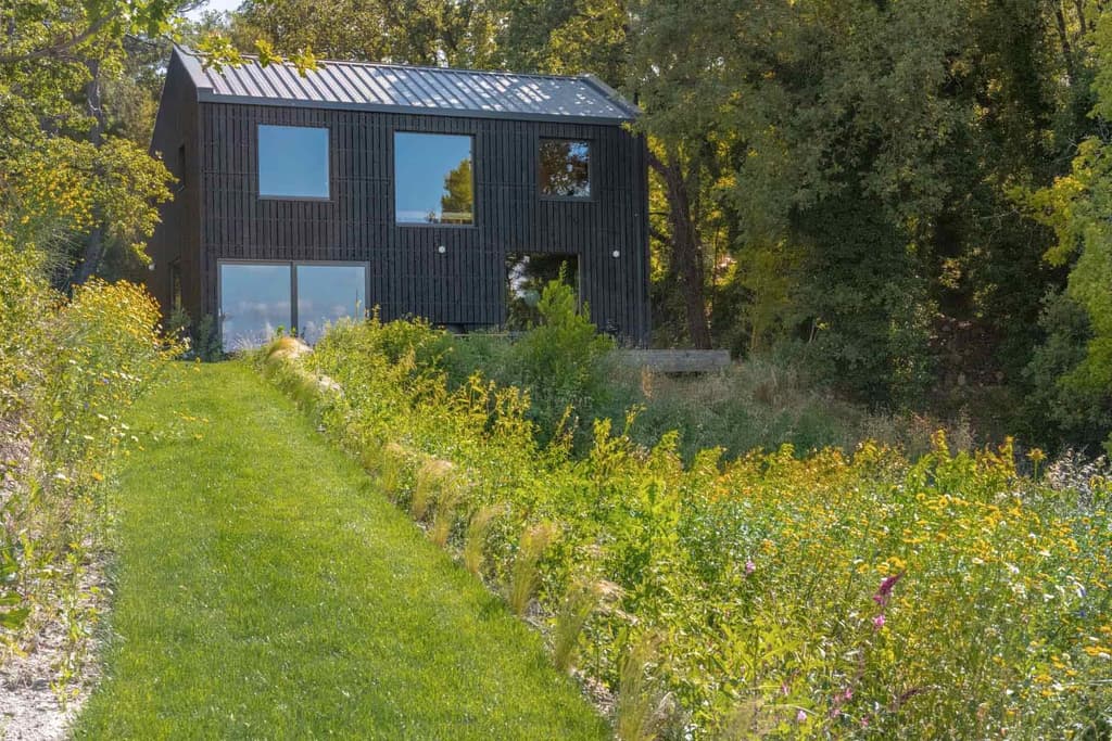 A Shou Sugi Ban country cabin asks for €1.2m in France's Aix-en-Provence