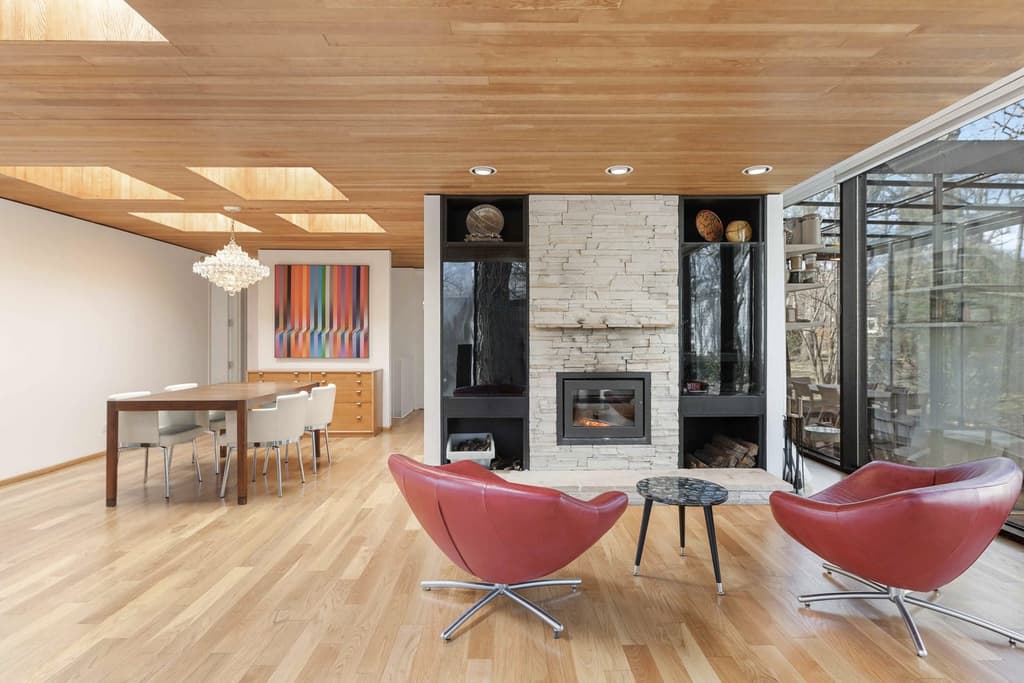 Live like an architect at this Mies-inspired glass and steel home