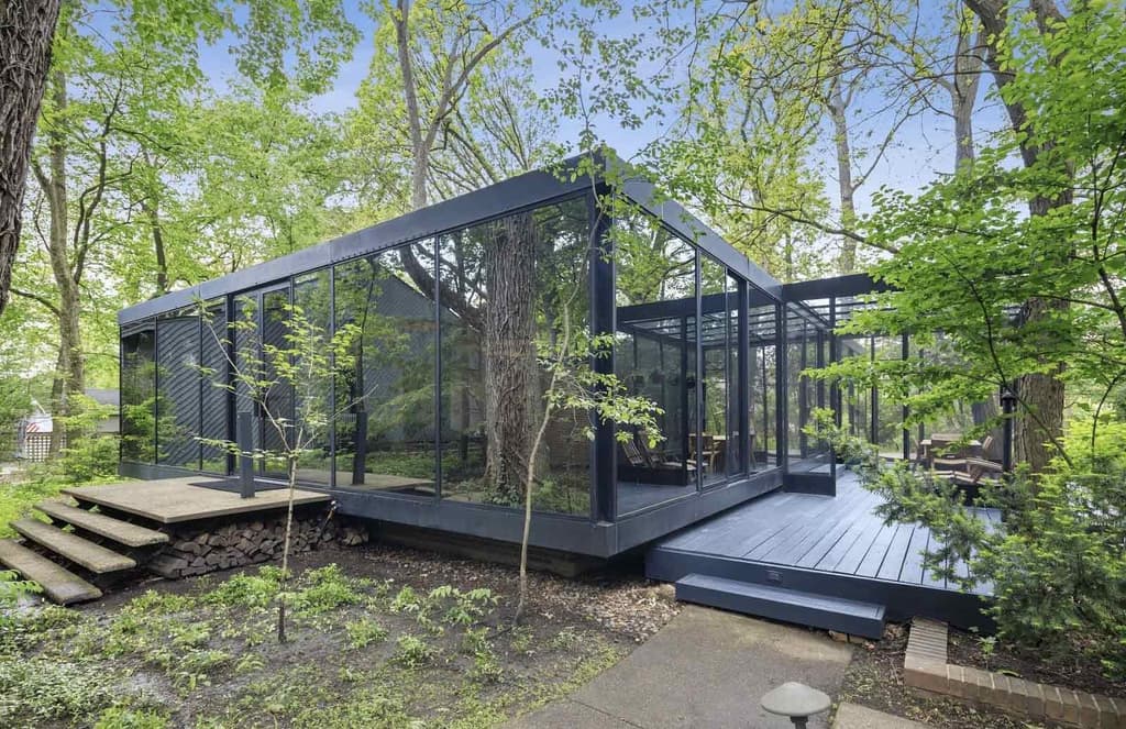 Live like an architect at this Mies-inspired glass and steel home in Illinois