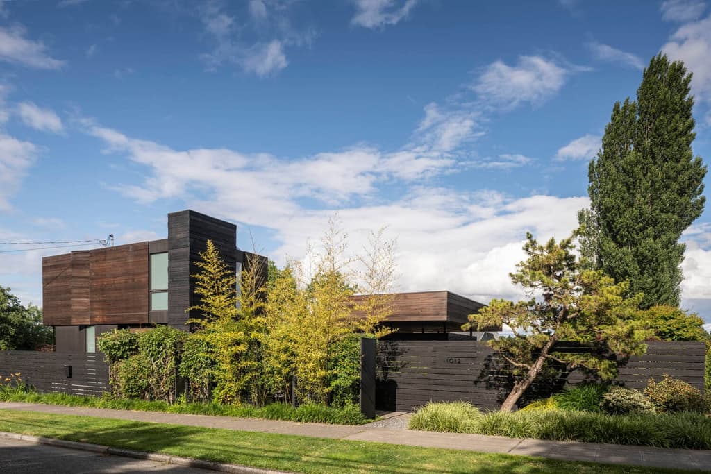 this Seattle home blurs the boundaries between indoor and outdoor space through its clever use of glass, concrete and wood.