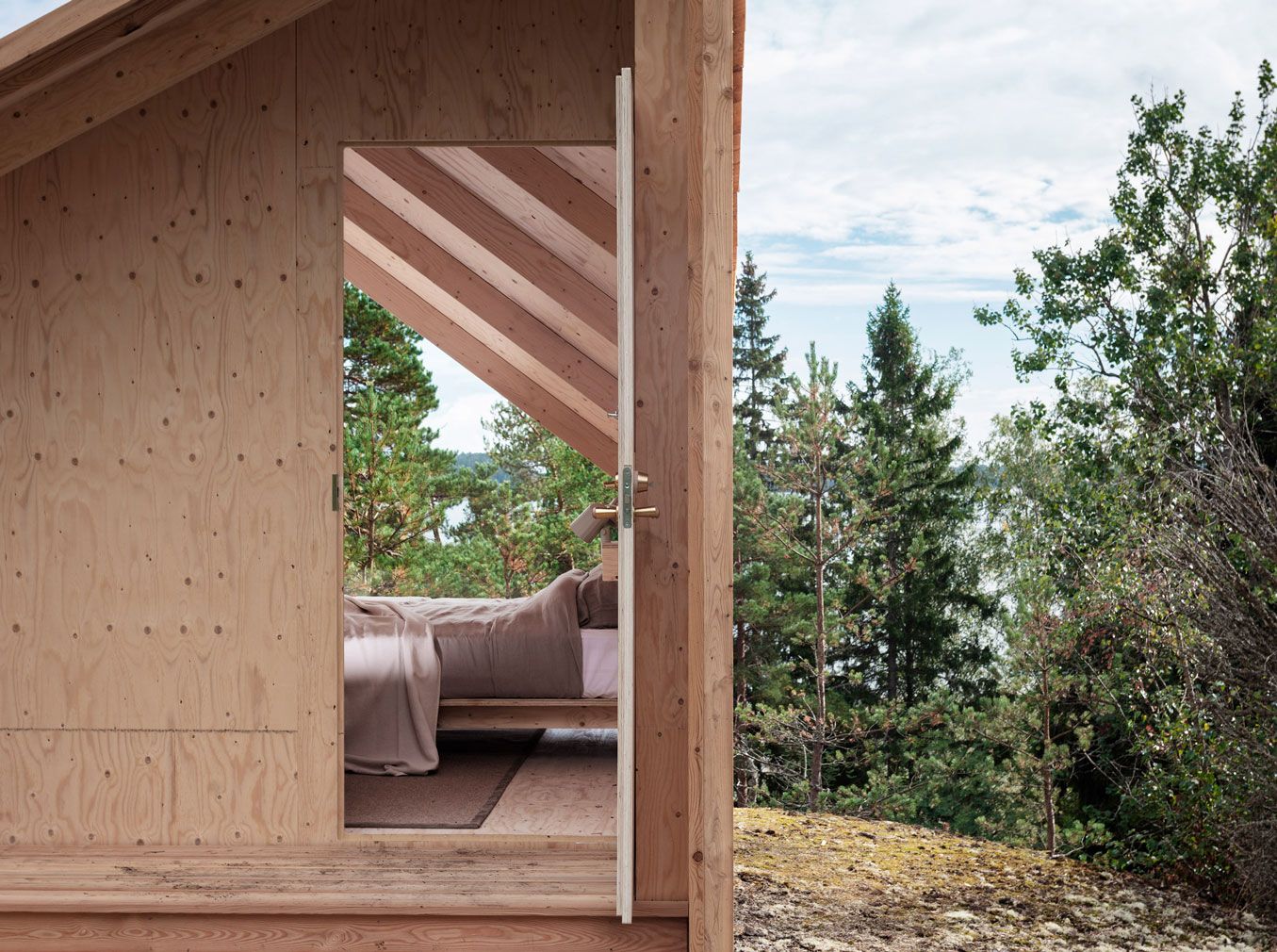 The prefab cabin can be installed with or without foundations and a range of cladding options to adapt it to a number of environments