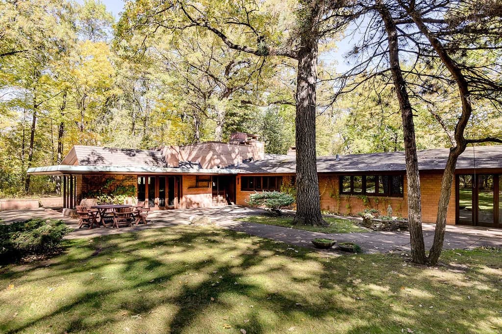 The John Carr Residence in Glenview, Illinois is for sale