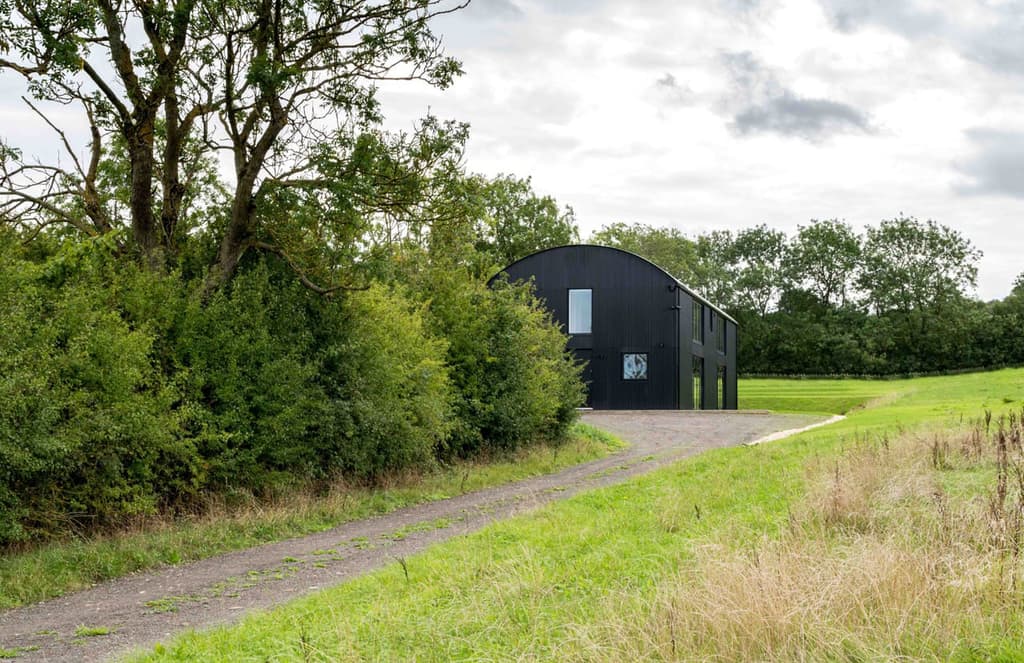 Dut18 offers elegant minimalism in the heart of the British countryside
