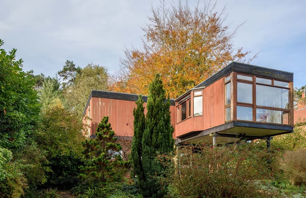 This Oxfordshire home’s floating living room captures views of the countryside