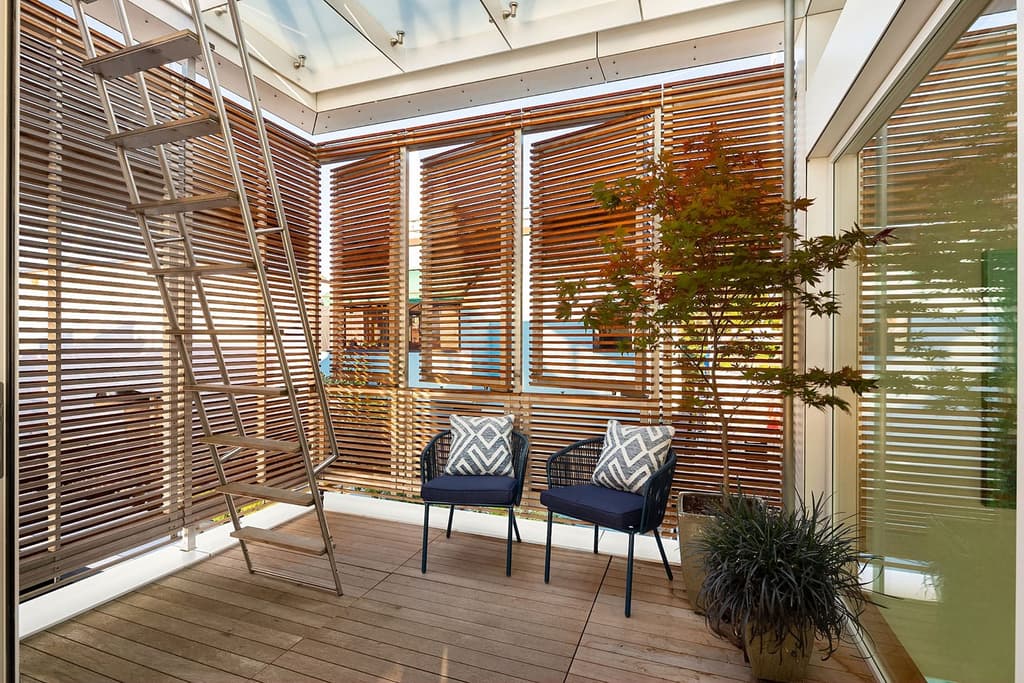 Floating Seattle home in Roanoke Reef asks for $3.5m