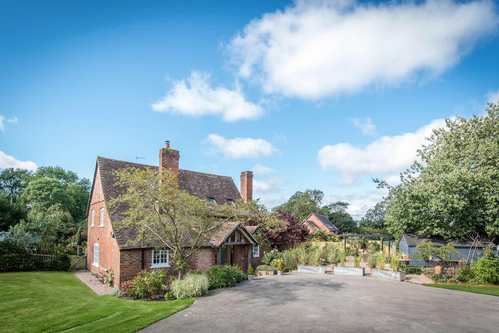 Garden Rose Cottage in Warwickshire