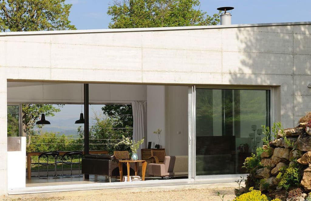 Tour a sculptor’s brutalist Lyon home designed by Barres-Coquet Architects