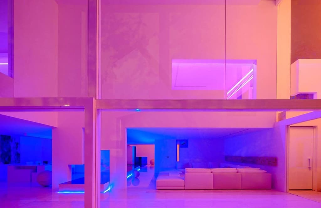 Neon rooms that pop on Pinterest