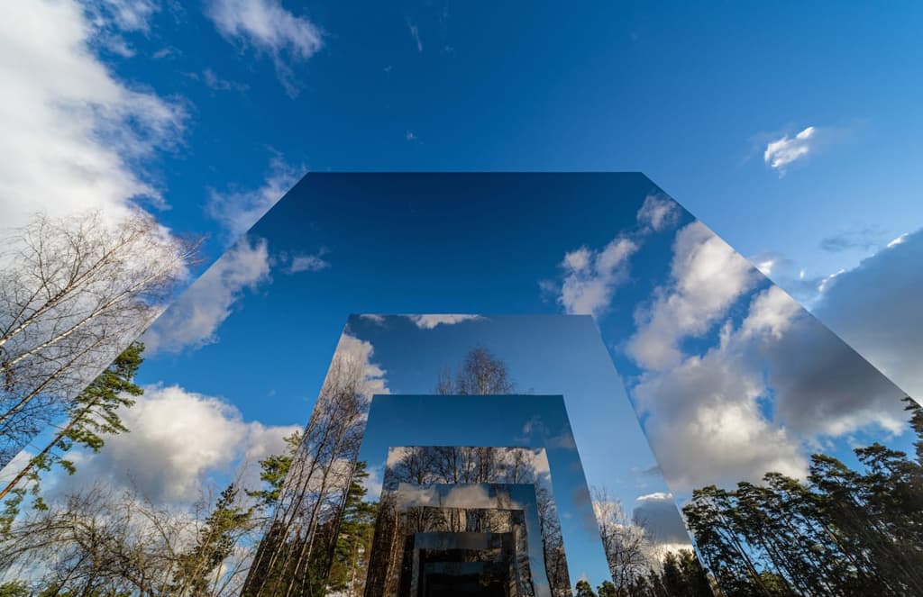 A Moscow art installation invites passersby to experience infinity