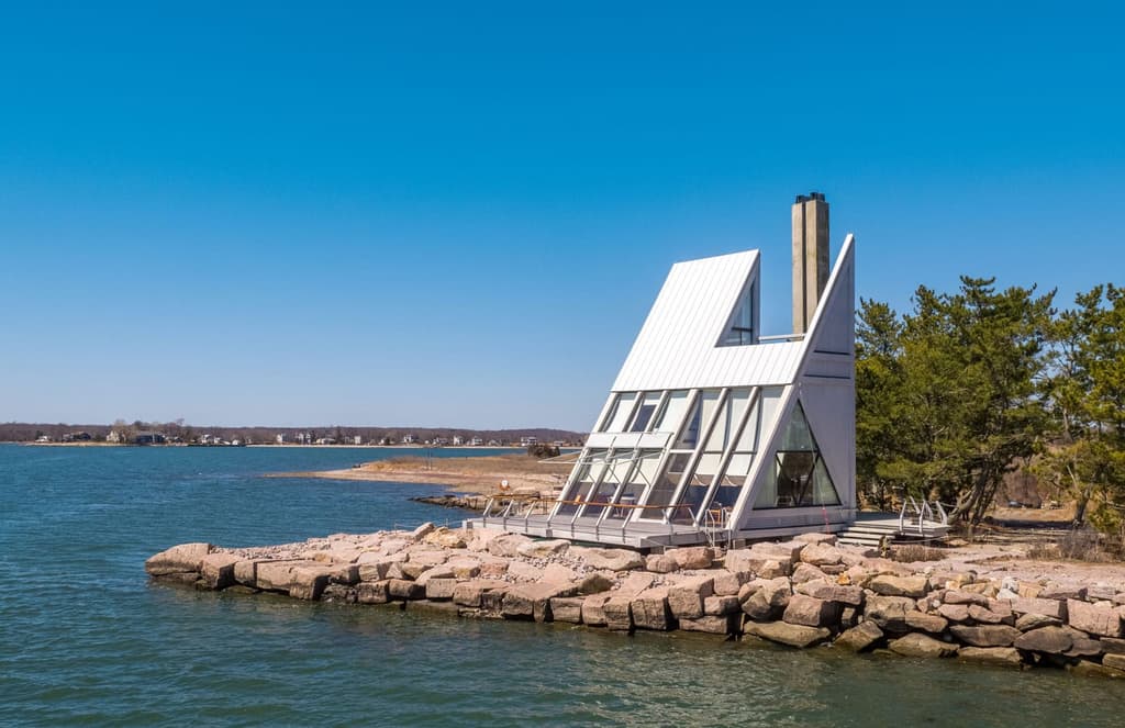 Geometry rules at this architect’s dramatic Connecticut coastal retreat