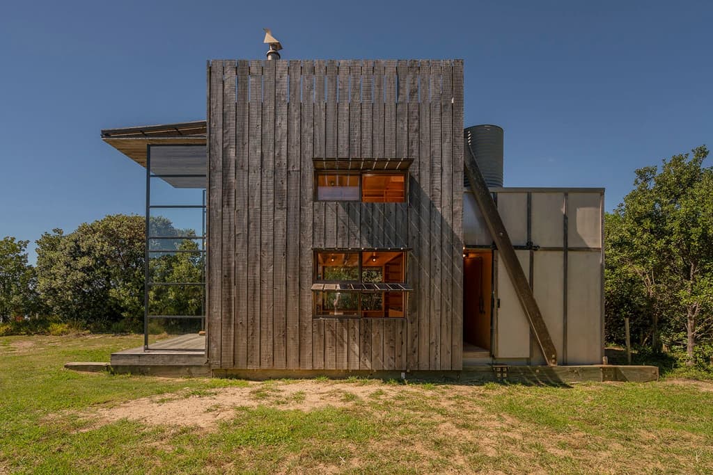 This award-winning New Zealand coastal cabin has been built on wooden runners, limiting impact on its natural environment while enabling it to be easily towed away