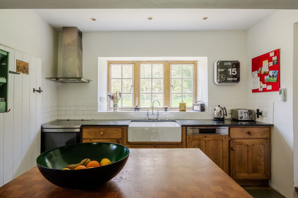 The kitchen has traditional oak cabinetry and granite worktops