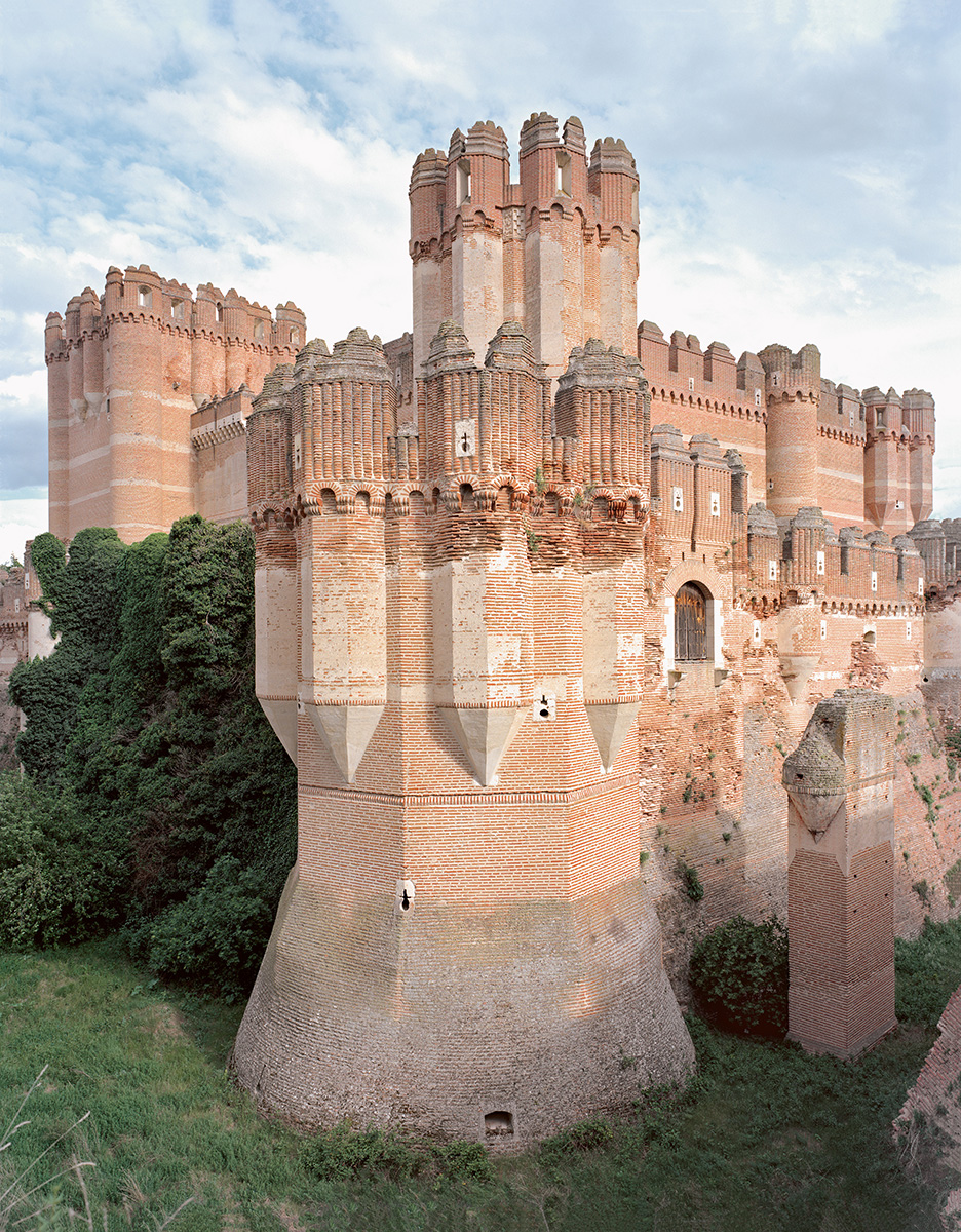 Castillo de Coca in central Spain combines Mudejar and Gothic, masonry work in the Moorish style with a Western-style double-wall structure. It's surrounded by a moat but it is deliverately dry. Segovia, Spain 15th–16th century. Photography: Frédéric Chaubin / Taschen