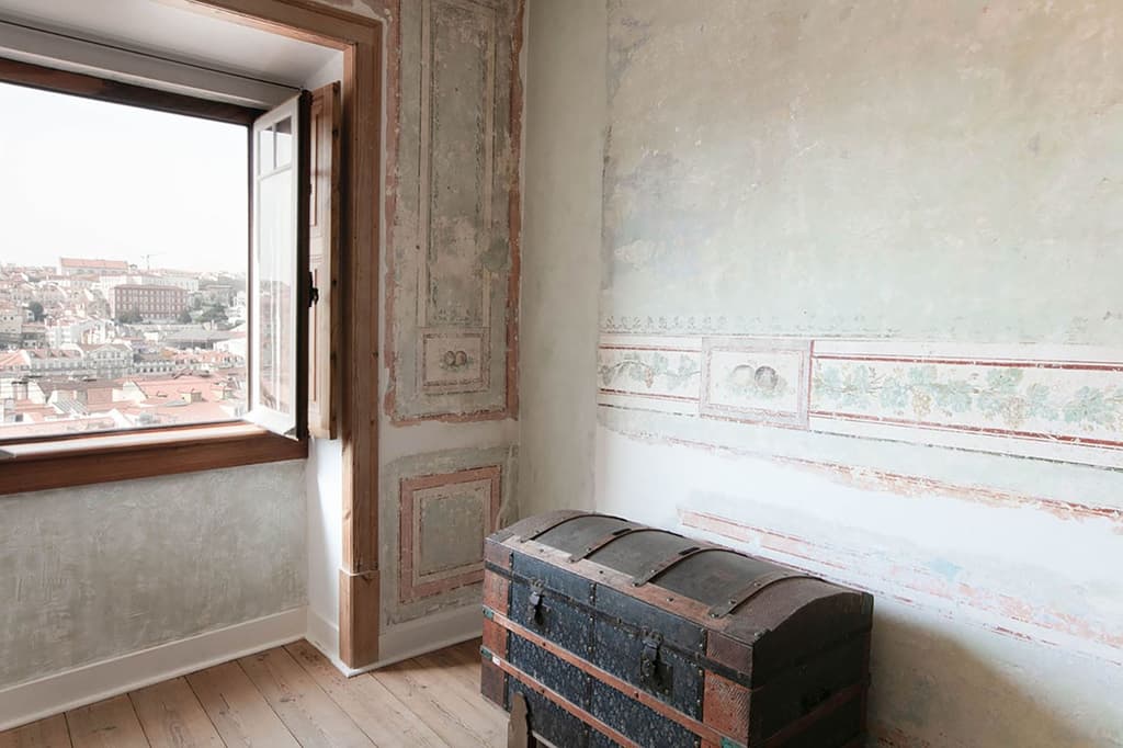 Frescoes have been lovingly revealed them throughout each of its three rooms, and have installed an Italian exposed cable electric system, with ceramic switches, to protect them from damage while updating the apartment's wiring