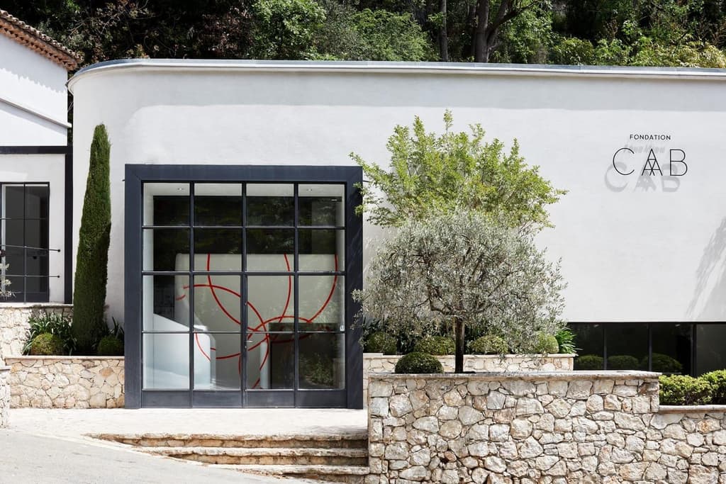 Interlocking circles on the windows are by Felice Varini