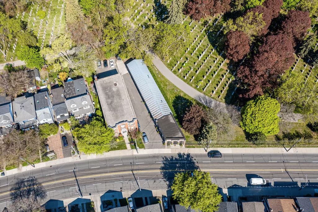 The plot extends far back, maximising the curve of Woodbine Avenue