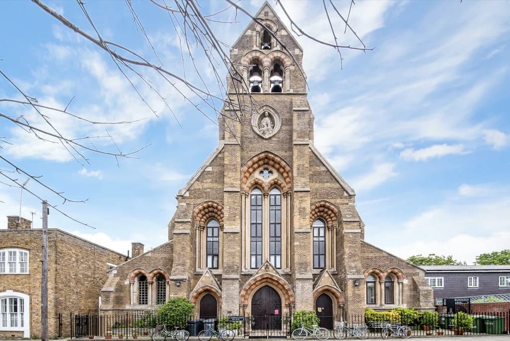2 BEDROOM FLAT FOR SALE IN ST. CLEMENTS COURT, ARUNDEL SQUARE, LONDON, N7
